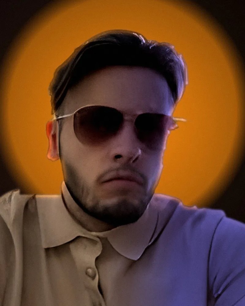 Portrait de Dylan devant un cercle de lumière orange