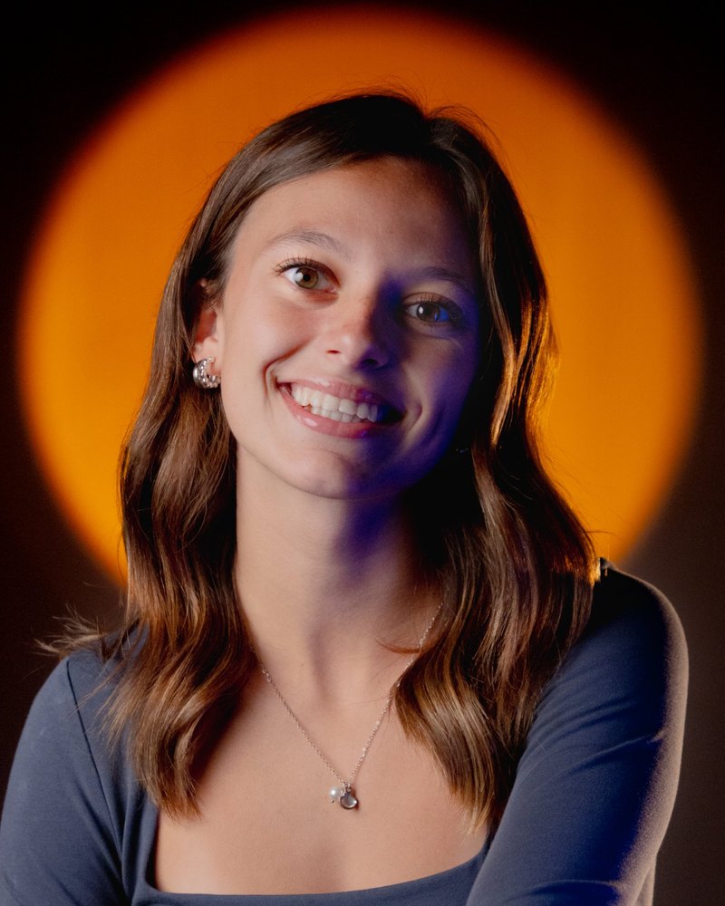 Portrait de Sara devant un cercle de lumière orange